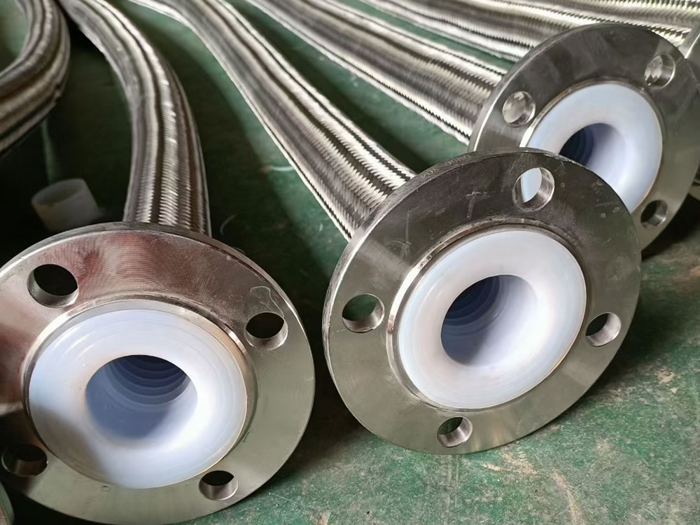 選對(duì)工業(yè)吸排橡膠管，筑牢工況安全與效率雙重防線